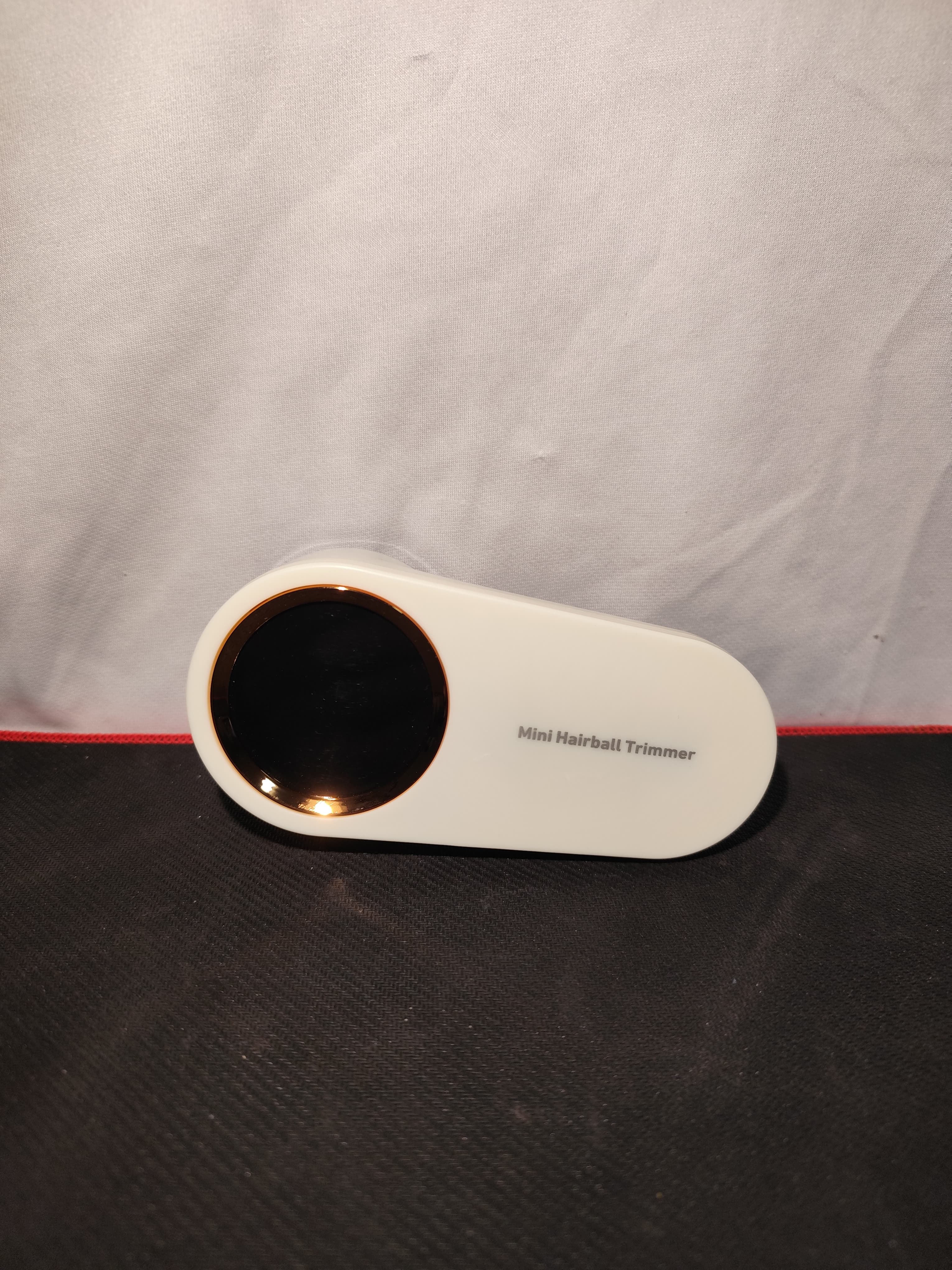 Elektroniczna golarka do ubrań